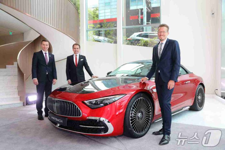 14일 서울 강남 압구정동에서 문을 연 '마이바흐 브랜드센터 서울'에서 관계자들이 '마이바흐 SL'차량을 배경으로 기념 사진을 촬영한 모습<자료사진>(메르세데스-벤츠 코리아 제공). 2025.07.14.