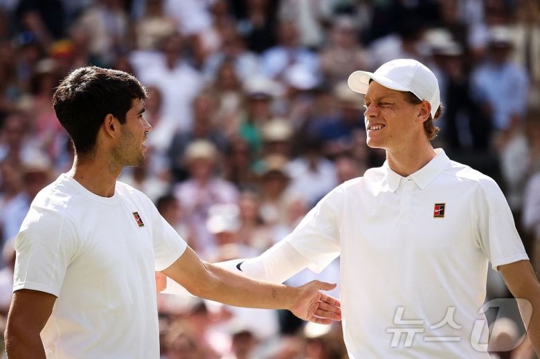 윔블던 챔피언 얀니크 신네르(오른쪽)와 카를로스 알카라스. ⓒ AFP=뉴스1