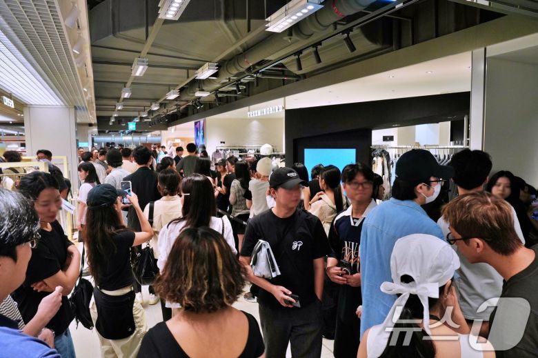 롯데백화점은 지난 4일 롯데타운 명동에 글로벌 2030세대를 타겟으로 하는 K-패션 전문관 '키네틱 그라운드'를 오픈했다.  (롯데쇼핑 제공. 재판매 및 DB 금지) 2025.7.4/뉴스1