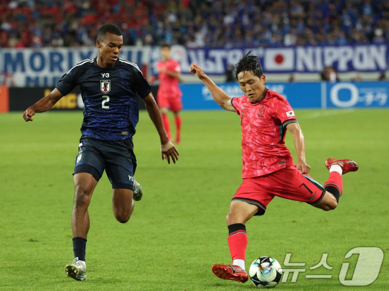 나상호가 15일 오후 경기 용인시 처인구 용인미르스타디움에서 열린 2025 동아시아축구연맹(EAFF) E-1 챔피언십 남자부 대한민국과 일본의 경기에서 패스를 하고 있다. 2025.7.15/뉴스1 ⓒ News1 김영운 기자