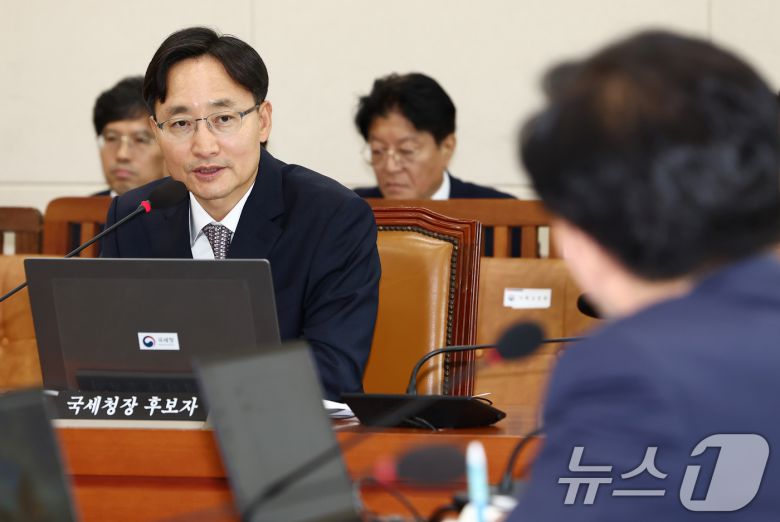 임광현 국세청장 후보자가 15일 서울 여의도 국회 기획재정위원회에서 열린 국세청장 후보자 인사청문회에서 의원 질의에 답변하고 있다. 2025.7.15/뉴스1 ⓒ News1 김민지 기자