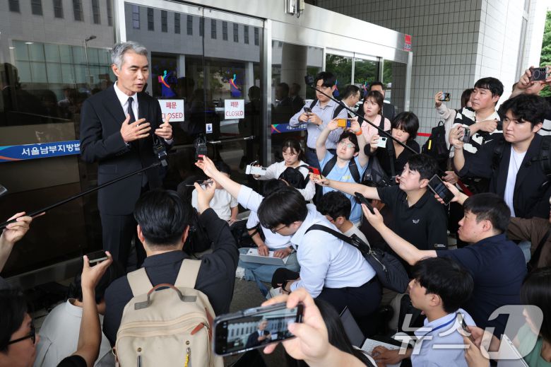 암호화폐 '위믹스'(WEMIX) 유통량 조작 의혹 혐의로 불구속기소 된 장현국 전 위메이드 대표이사가 15일 오후 서울 양천구 서울남부지법에서 열린 자본시장법 위반 1심 선고 공판에서 무죄를 선고받은 후 취재진의 질의에 답변하고 있다. 2025.7.15/뉴스1 ⓒ News1 신웅수 기자