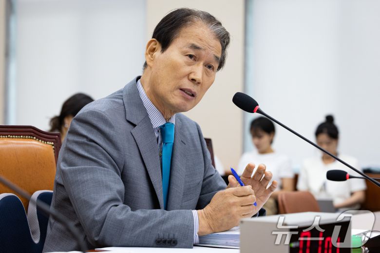 권오을 국가보훈부 장관 후보자가 15일 서울 여의도 국회에서 열린 인사청문회에서 의원 질의에 답하고 있다. 2025.7.15/뉴스1 ⓒ News1 유승관 기자