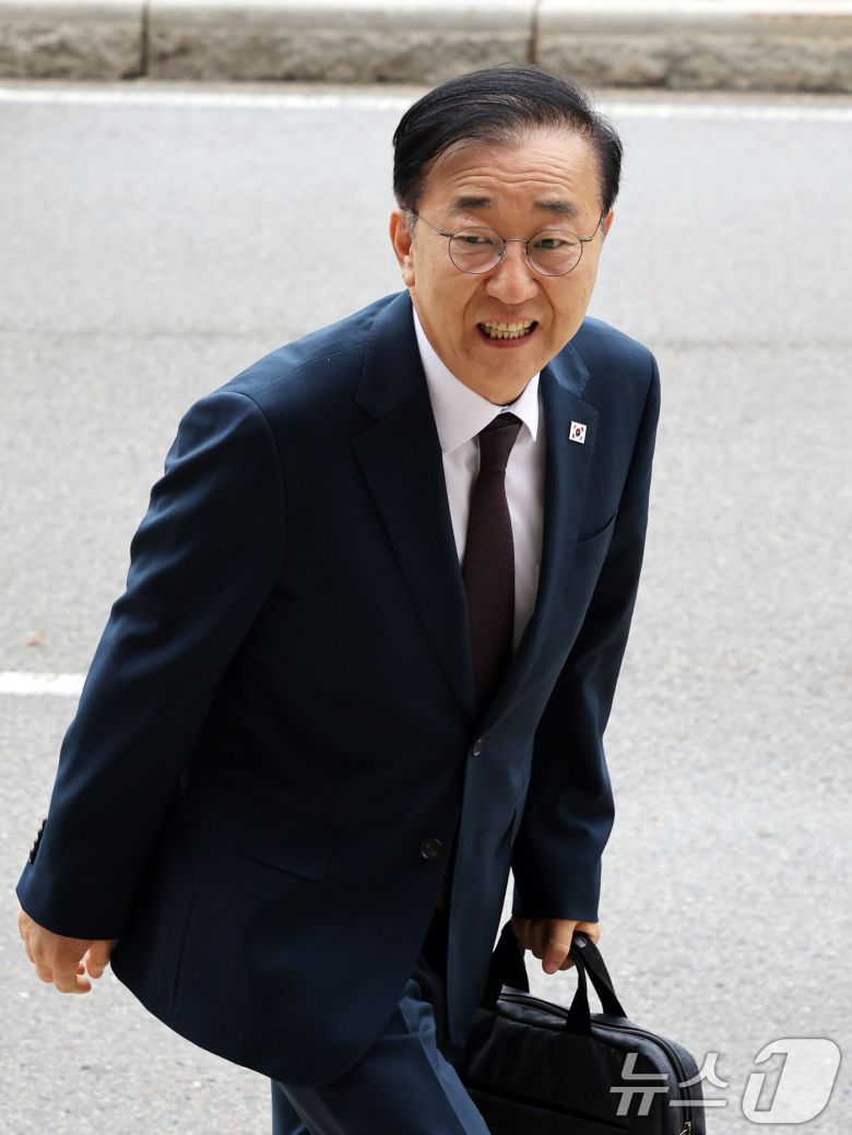 김윤덕 국토교통부 장관 후보자가 15일 오전 경기 과천시 정부과천청사에 마련된 인사청문회 사무실로 출근하고 있다. 2025.7.15/뉴스1 ⓒ News1 황기선 기자