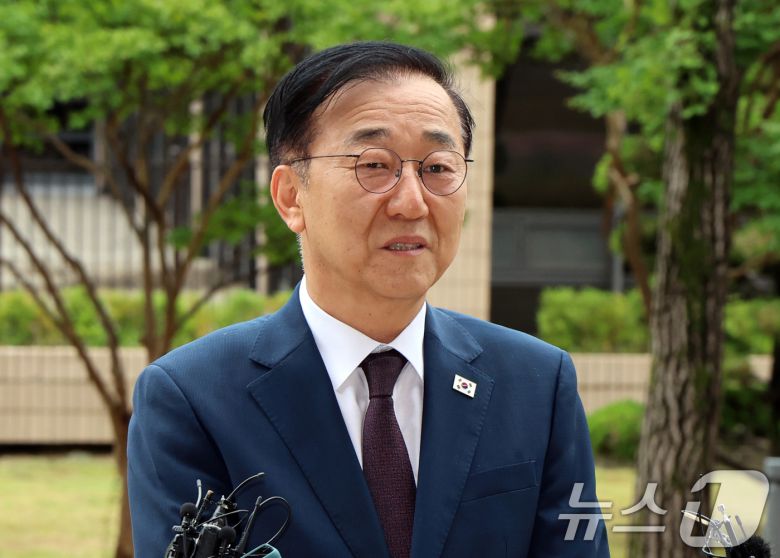 김윤덕 국토교통부 장관 후보자가 15일 오전 경기 과천시 정부과천청사에 마련된 인사청문회 사무실로 출근하며 소감을 밝히고 있다. 2025.7.15/뉴스1 ⓒ News1 황기선 기자