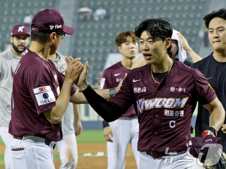 홍원기 전 키움 히어로즈 감독(왼쪽)과 송성문. 뉴스1 DB ⓒ News1 장수영 기자