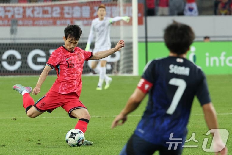 김문환이 15일 오후 경기 용인시 처인구 용인미르스타디움에서 열린 2025 동아시아축구연맹(EAFF) E-1 챔피언십 남자부 대한민국과 일본의 경기에서 패스를 하고 있다. 2025.7.15/뉴스1 ⓒ News1 김영운 기자