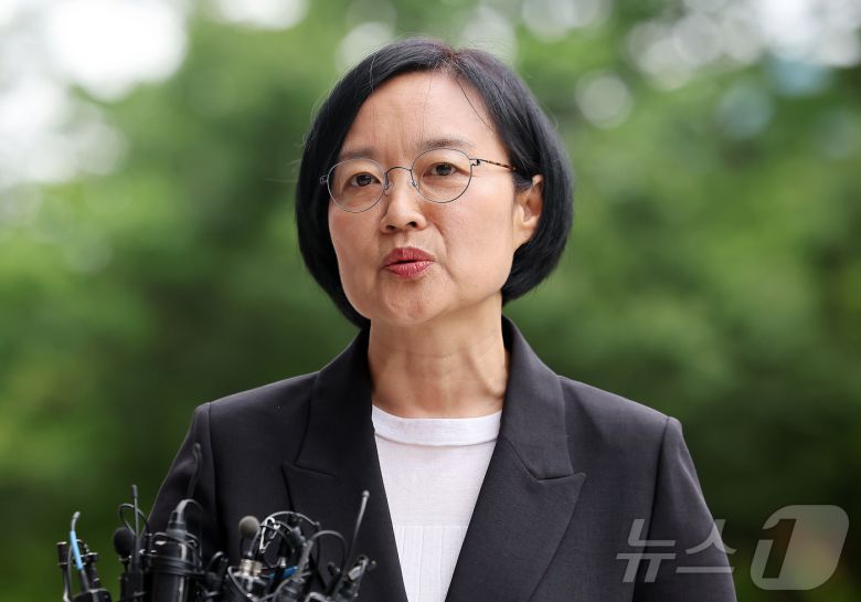 한성숙 중소벤처기업부 장관 후보자가 24일 오후 서울 영등포구 중소기업기술정보진흥원 수도권평가실 내 인사청문회 준비 사무실로 출근하며 취재진 질문에 답하고 있다. 2025.6.24/뉴스1 ⓒ News1 김진환 기자