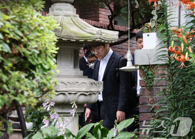 김건희 여사 관련 의혹을 수사하는 민중기 특검팀이 15일 오전 서울 강남구 역삼동에 위치한 건진법사 전성배 씨 법당에 대한 압수수색을 진행 중인 가운데 특검팀 관계자들이 분주하게 움직이고 있다. 2025.7.15/뉴스1 ⓒ News1 장수영 기자