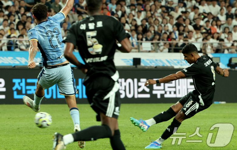 지난해 쿠팡플레이시리즈에서 슈팅하는 오베르단(오른쪽). 2024.7.31/뉴스1 ⓒ News1 장수영 기자