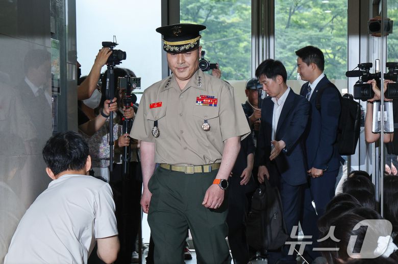 해병대 수사단장인 박정훈 대령이 16일 오후 서울 서초구 이명현 순직해병특검 사무실에 참고인 신분으로 출석하고 있다. 2025.7.16/뉴스1 ⓒ News1 신웅수 기자