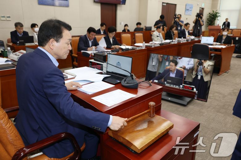 8일 오후 서울 여의도 국회에서 열린 국방위원회 전체회의에서 성일종 위원장이 의사봉을 두드리며 안규백 국방부 장관 후보자 인사청문회 실시계획서 채택의 건 등 안건을 상정하고 있다. 2025.7.8/뉴스1 ⓒ News1 이광호 기자