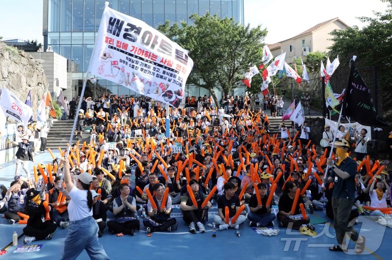 민주노총 화학섬유식품노조 넥슨지회 네오플분회 소속 네오플 본사 조합원들이 25일 오후 제주시 노형동 네오플 본사에서 총파업 결의대회를 하고 있다. 2025.6.25/뉴스1 ⓒ News1 오미란 기자