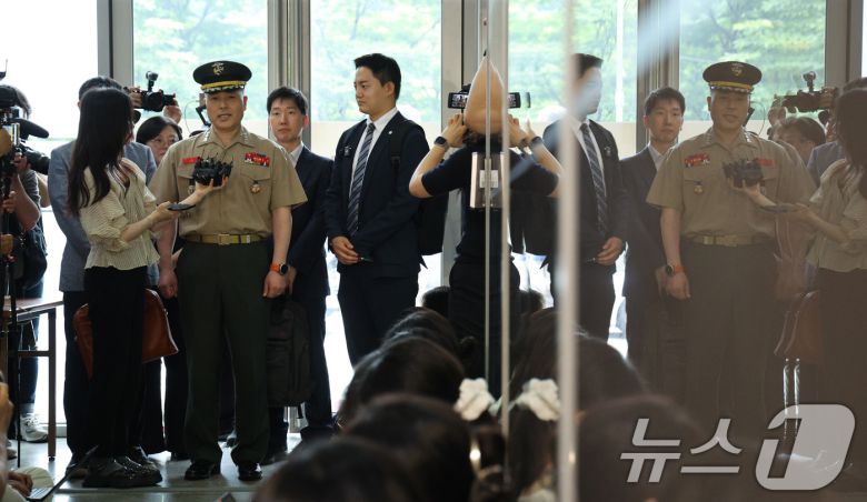 해병대 수사단장인 박정훈 대령이 16일 오후 서울 서초구 이명현 순직해병특검 사무실에 참고인 신분으로 출석하고 있다. 2025.7.16/뉴스1 ⓒ News1 신웅수 기자