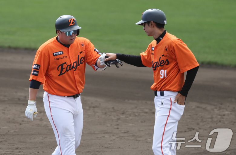 한화 안치홍이 25일 일본 오키나와 킨 야구장에서 열린 한화 이글스와 KIA 타이거즈 연습경기에서 안타를 친 뒤 기뻐하고 있다. 2025.2.25/뉴스1 ⓒ News1 허경 기자