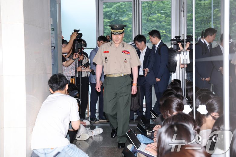 해병대 수사단장인 박정훈 대령이 16일 오후 서울 서초구 이명현 순직해병특검 사무실에 참고인 신분으로 조사를 받기위해 출석하고 있다. 2025.7.16/뉴스1 ⓒ News1 신웅수 기자