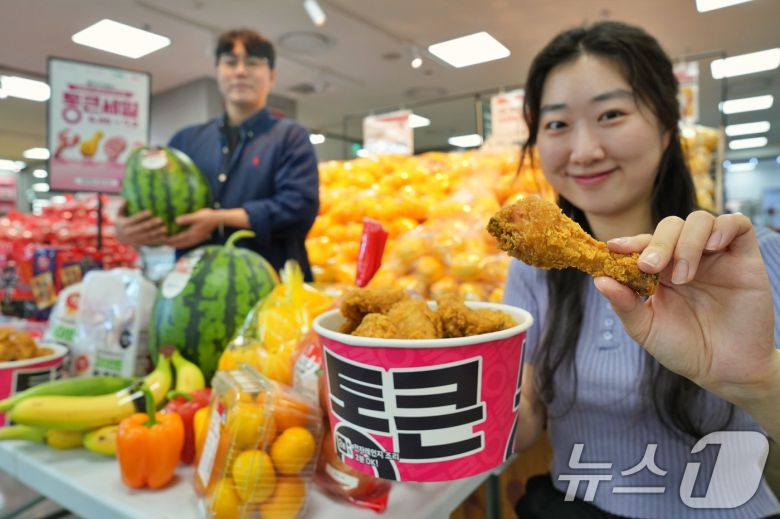 롯데마트가 오는 26일부터 통큰세일을 진행한다고 24일 밝혔다. 직원이 서울 송파구 롯데마트 제타플렉스 잠실점에서 통큰치킨과 주요 할인 상품을 소개하고 있다. (롯데마트 제공. 재판매 및 DB 금지) 2025.6.24/뉴스1