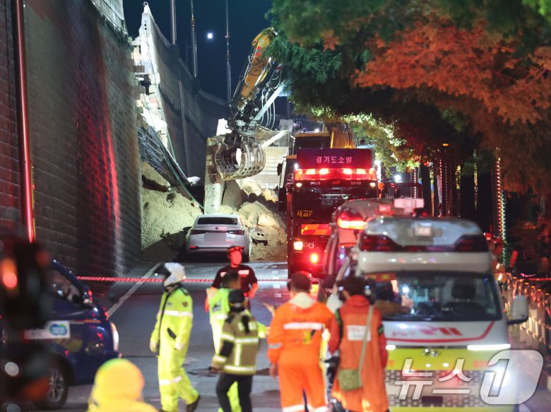 16일 오후 경기 오산시 가장교차로 고가도로 옹벽이 무너져 소방관들이 매몰된 차량구조작업을 하고 있다. 2025.7.16/뉴스1 ⓒ News1 김영운 기자