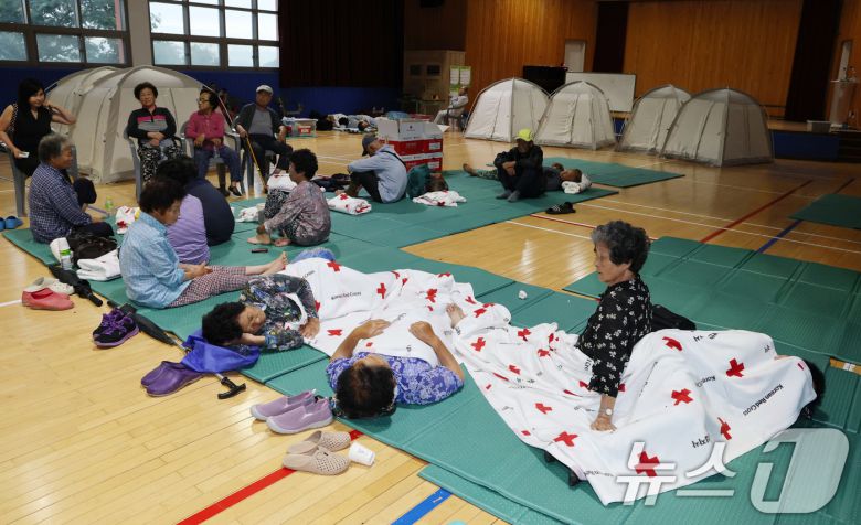 충남지역에 내린 집중호우에 침수피해를 입은 주민들이 17일 충남 예산군 고덕중학교에 마련된 이재민 대피소에서 휴식을 취하고 있다. 고덕중학교 이재민 대피소에는 용리, 구만리 ,하포리 주민 50여 명이 대피해 있으나 임시생활시설, 긴급구호물품 등 기초적인 물품이 턱없이 부족해 주민들이 어려움을 겪고 있다. 2025.7.17/뉴스1 ⓒ News1 김기태 기자