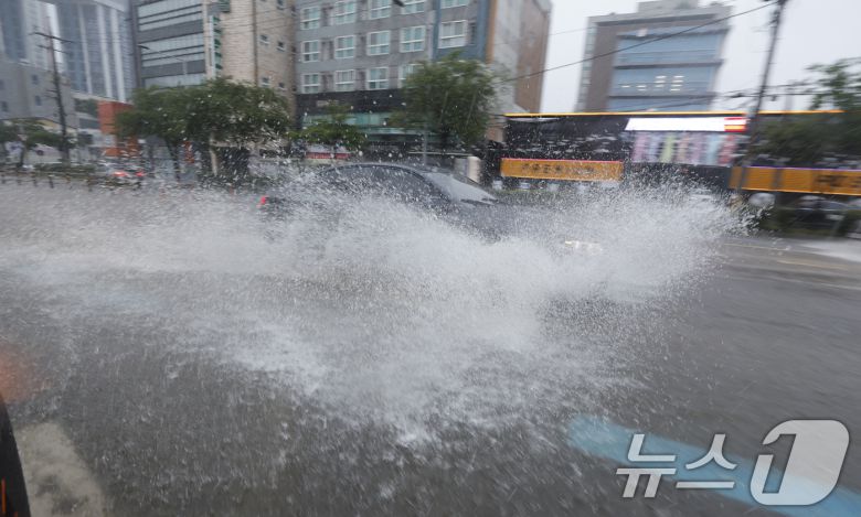 17일 광주전남 일부지역에 호우경보가 발효중인가운데 서구 농성동 한도로에 빗물이 고여 차들이 서행하고 있다. ⓒ News1 김태성 기자