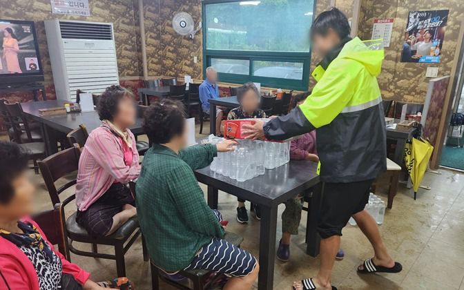 17일 오전 집중호우로 대피령이 내려진 세종시 소정면 대곡리 주민들이 관내 학 식당에서 컵라면, 생수 등 구호물품을 받고 있다.(세종시 제공. 재판매 및 DB금지)