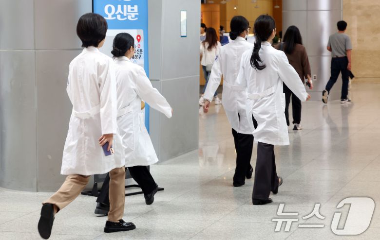 26일 서울 한 대학병원에서 의료진이 이동하고 있다. 2025.6.26/뉴스1 ⓒ News1 김명섭 기자