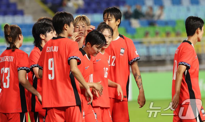 16일 오후 경기 수원시 팔달구 수원월드컵경기장에서 열린 2025 동아시아축구연맹(EAFF) E-1 챔피언십 여자부 대한민국과 대만의 경기, 후반전 대한민국 지소연이 페널티킥으로 선제골을 넣은 뒤 동료들과 기뻐하고 있다. 2025.7.16/뉴스1 ⓒ News1 장수영 기자