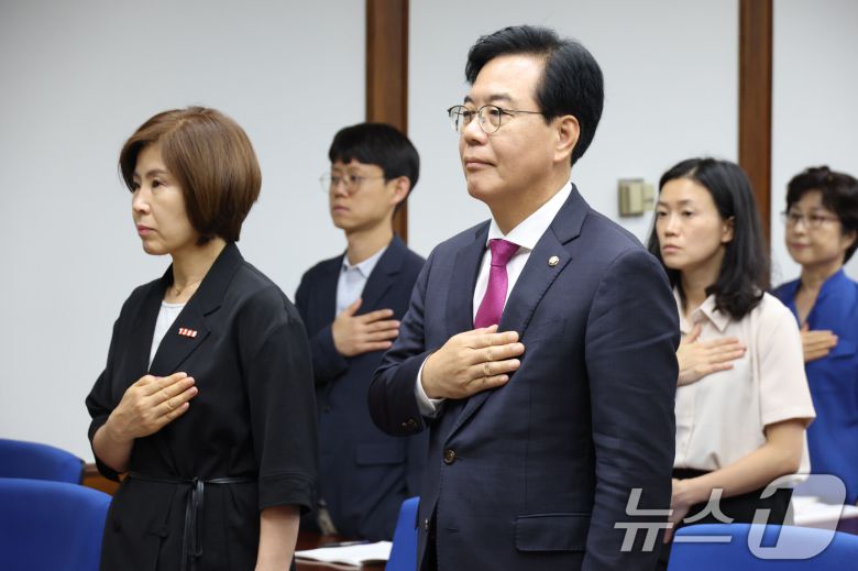 송언석 국민의힘 비상대책위원장 겸 원내대표가 17일 오후 서울 여의도 국회도서관에서 열린 '전국입양가족연대 국회입양컨퍼런스-국내입양법 제· 개정 시행 이슈토론회'에 참석해 국민의례를 하고 있다. 2025.7.17/뉴스1 ⓒ News1 이광호 기자