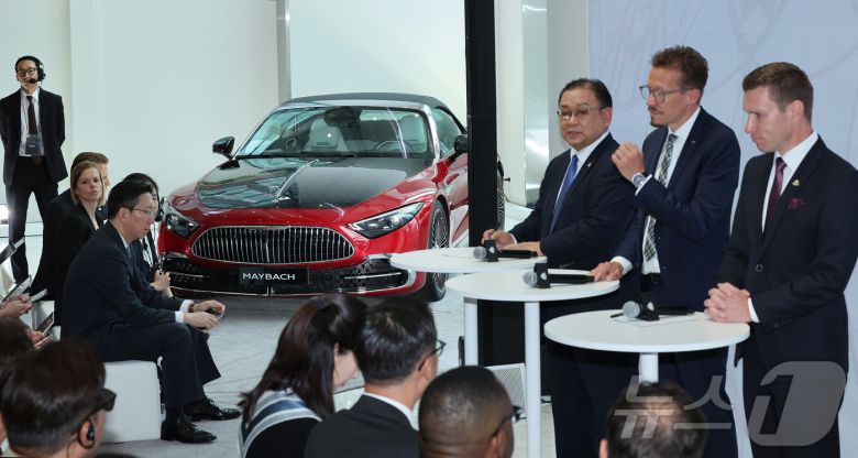 14일 서울 강남구에서 오픈한 마이바흐 브랜드 센터 서울에서 노재봉 HS효성더클래스 대표이사(왼쪽부터)와 마티아스 가이젠 메르세데스-벤츠 그룹 AG 이사회 멤버 및 마케팅·세일즈 총괄, 마티아스 바이틀 메르세데스-벤츠 코리아 대표이사가 브랜드 전략 설명 및 질의 답변을 하고 있다.  2025.07.14. ⓒ News1 장수영 기자