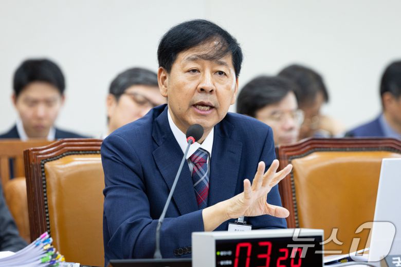 구윤철 부총리 겸 기획재정부 장관 후보자가 17일 서울 여의도 국회 기획재정위원회에서 열린 인사청문회에서 의원 질의에 답하고 있다. 2025.7.17/뉴스1 ⓒ News1 유승관 기자