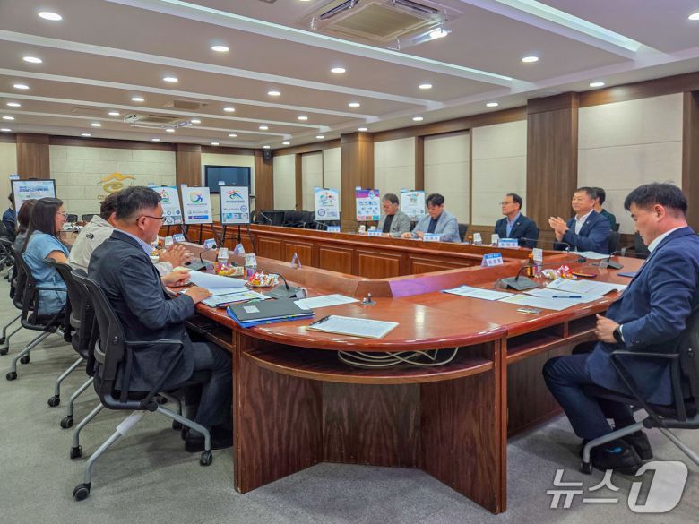 함안군과 창녕군이 경상남도민체육대회 상징물 최종 선정 회의를 하고 있다(함안군 제공. 재판매 및 DB금지)