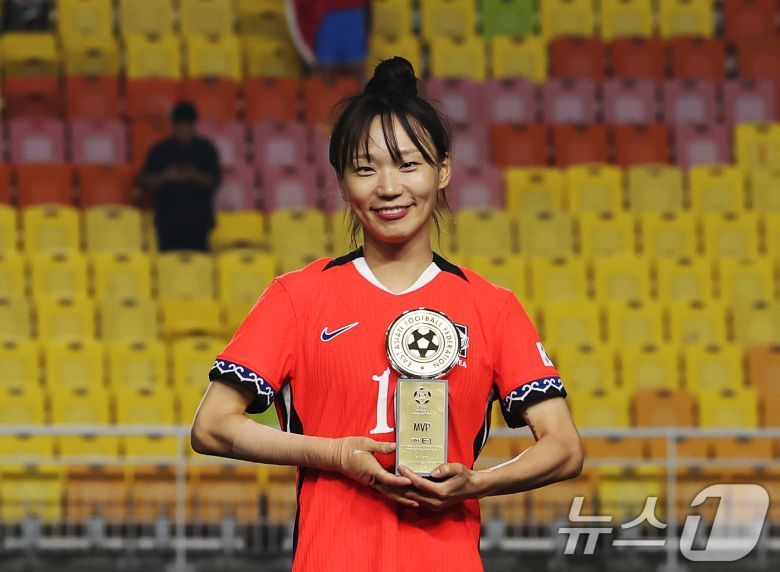 16일 오후 경기 수원시 팔달구 수원월드컵경기장에서 열린 2025 동아시아축구연맹(EAFF) E-1 챔피언십 여자부 대회에서 대회 MVP를 수상한 대한민국 여자 축구 대표팀 장슬기가 트로피를 들고 있다. 2025.7.16/뉴스1 ⓒ News1 장수영 기자