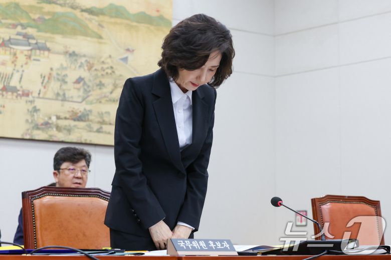 이진숙 사회부총리 겸 교육부 장관 후보자가 16일 오전 서울 여의도 국회 교육위원회에서 열린 인사청문회에 출석해 인사하고 있다. 2025.7.16/뉴스1 ⓒ News1 안은나 기자