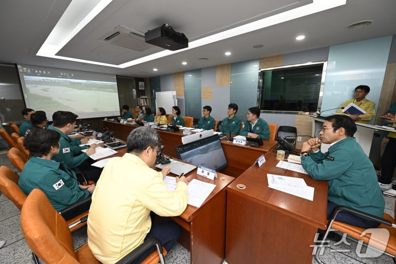 17일 최경식 남원시장이 호우경보 비상대책회의를 주재하고 있다.(남원시 제공. 재판매 및 DB금지)/뉴스1