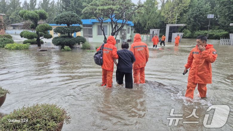 17일 오전 전남 담양군 고서면에서 집중호우로 인해 마을이 침수되어 고립된 마을주민들을 출동한 소방대원들이 대피시키고 있다. (소방청 제공. 재판매 및 DB 금지) 2025.7.17/뉴스1