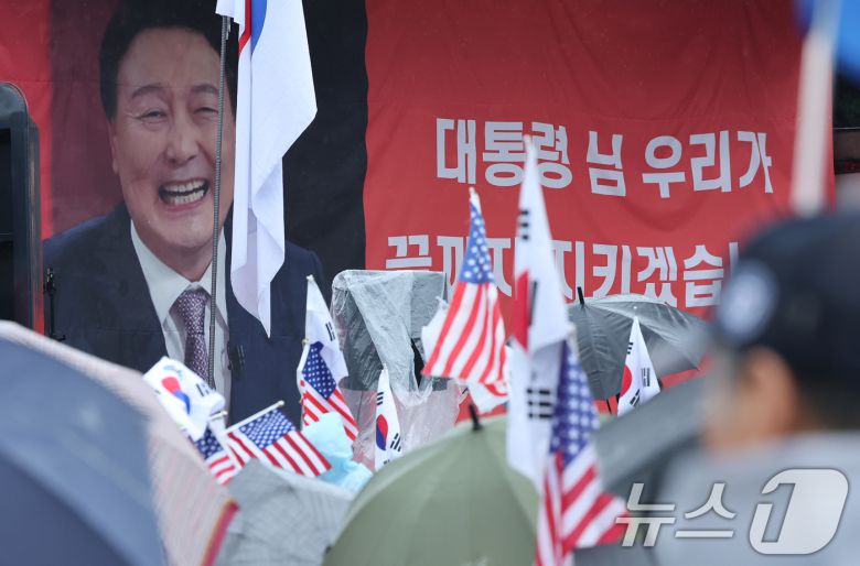 '12·3 비상계엄' 사태와 관련해 윤석열 전 대통령이 내란특검의 3차 강제구인을 거부하고 구속적부심을 청구한 16일 오후 경기 의왕 서울구치소 앞에 지지자들이 집회를 하고 있다. 2025.7.16/뉴스1 ⓒ News1 장수영 기자