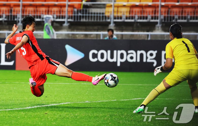 16일 오후 경기 수원시 팔달구 수원월드컵경기장에서 열린 2025 동아시아축구연맹(EAFF) E-1 챔피언십 여자부 대한민국과 대만의 경기, 전반전 대한민국 정다빈이 슛하고 있다. 2025.7.16/뉴스1 ⓒ News1 장수영 기자