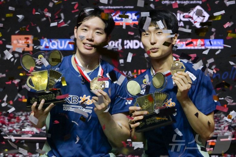 서승재(왼쪽)와 김원호가 8일(현지시간) 인도네시아 자카르타에서 열린 세계배드민턴연맹(BWF) 월드투어 슈퍼 1000 인도네시아오픈 남자복식 결승에서 우승을 차지한 후 기념촬영을 하고 있다. 2025.6.8 ⓒ AFP=뉴스1 ⓒ News1 김성진 기자