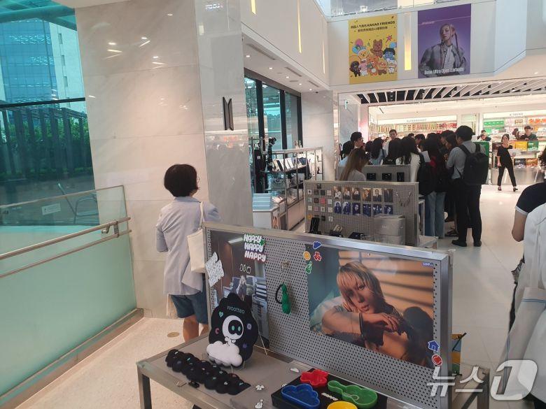 18일 신세계면세점 명동점 11층 'SPACE OF BTS' 매장.