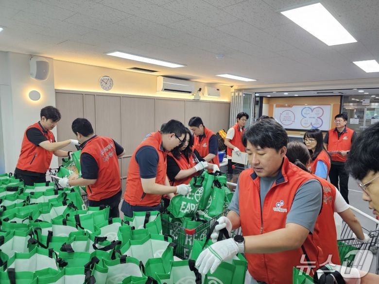강원개발공사, 취약계층 어르신들 지원 활동.(강원개발공사 제공, 재판매 및 DB금지)