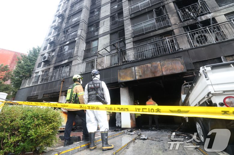 18일 오전 경기 광명시 소하동의 한 아파트 주차장에서 발생한 화재 현장에서 소방 등 관계자들이 합동감식을 하고 있다. 2025.7.18/뉴스1 ⓒ News1 김영운 기자