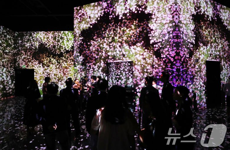 '아르떼뮤지엄 부산'에서 열린 개관식에서 참석자들이 미디어아트 전시관을 둘러보고 있다. 2024.7.18/뉴스1 ⓒ News1 윤일지 기자