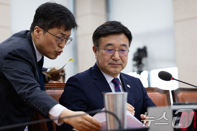 윤호중 행정안전부 장관 후보자가 18일 서울 여의도 국회 행정안전위원회에서 열린 인사청문회에서 관계자로부터 자료를 건네 받고 있다. 2025.7.18/뉴스1 ⓒ News1 유승관 기자
