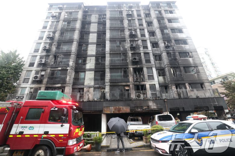 18일 오전 경기 광명시 소하동의 한 아파트 주차장에서 발생한 화재 현장에서 소방관들이 현장을 살펴보고 있다. 2025.7.18/뉴스1 ⓒ News1 김영운 기자