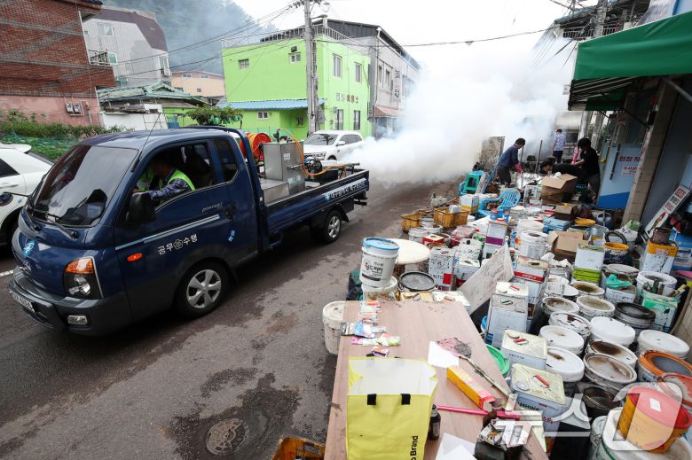 18일 오전 대구 북구 노곡동에서 북구보건소 소독차가 전날 침수됐던 동네 곳곳을 다니며 방역작업을 하고 있다. 2025.7.18/뉴스1 ⓒ News1 공정식 기자