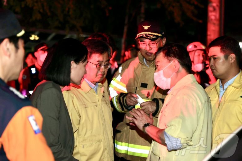 김동연 경기도지사가 17일 광명시 소하동 아파트 화재 현장을 방문해 수습 상황을 전달받고 있다.  (경기도소방재난본부 제공. 재판매 및 DB 금지)2025.07.18 2025.7.18/뉴스1 ⓒ News1 양희문 기자,김기현 기자