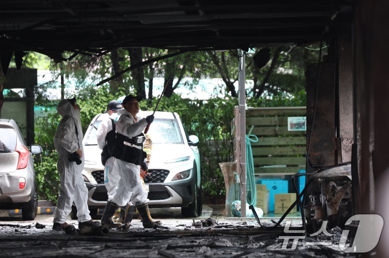 18일 오전 경기 광명시 소하동의 한 아파트 주차장에서 발생한 화재 현장에서 소방관들이 화재조사를 하고 있다. 2025.7.18/뉴스1 ⓒ News1 김영운 기자