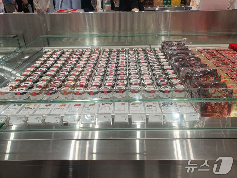 18일 신세계면세점 명동점 11층 '테이스트 오브 신세계'에 잼 제품이 전시돼 있다.