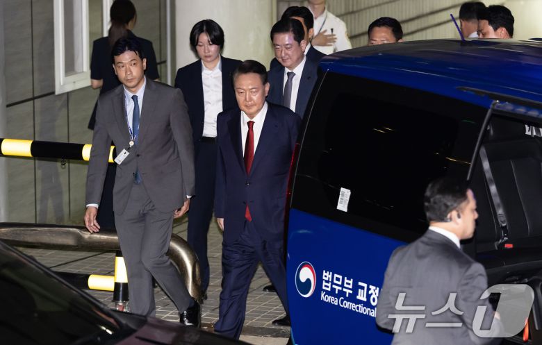 12·3 비상계엄과 관련해 특검 수사를 받는 윤석열 전 대통령이 9일 밤 서울중앙지법에서 두 번째 구속 전 피의자심문(영장실질심사)을 마친 뒤 대기장소인 서울구치소로 이동하고 있다./뉴스1 ⓒ News1 사진공동취재단