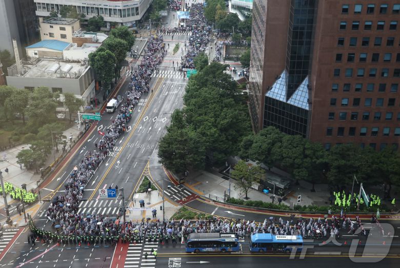 민주노총 조합원들이 19일 서울 중구 을지로 일대에서 2025민주노총, 총파업·총력투쟁 대행진 집회에서 행진을 하고 있다. 2025.7.19/뉴스1 ⓒ News1 김도우 기자